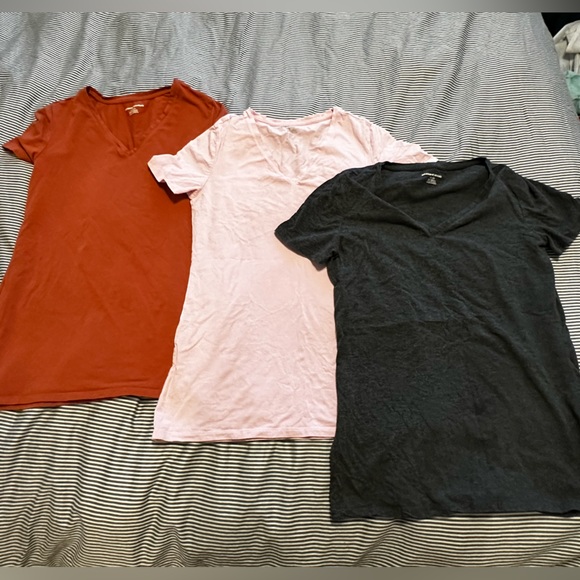 Essential short sleeve v neck t shirts - Picture 1 of 3